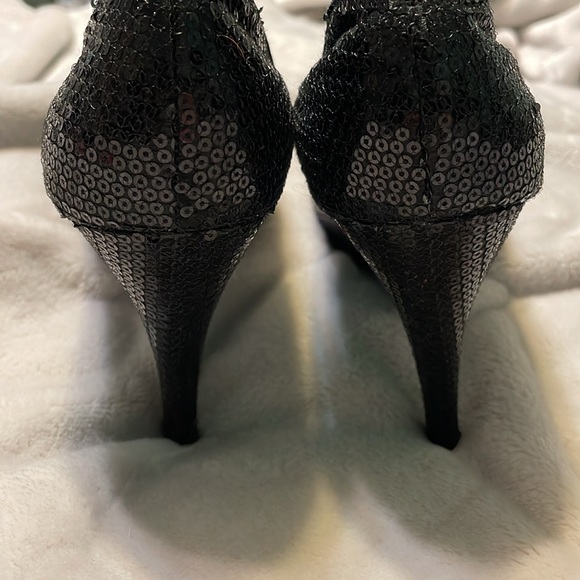 Black sparkly heels, perfect for the holidays! - Picture 3 of 9